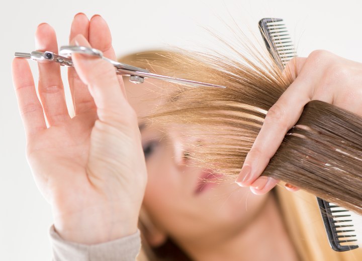 Couper les cheveux avec la technique du piquetage ou la méthode du point cutting