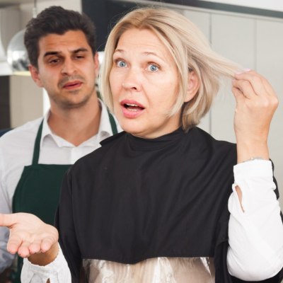 Cliente malheureuse dans un salon de coiffure